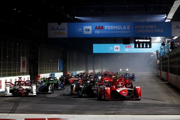 Dennis Excels in London as Vandoorne Closes on Title