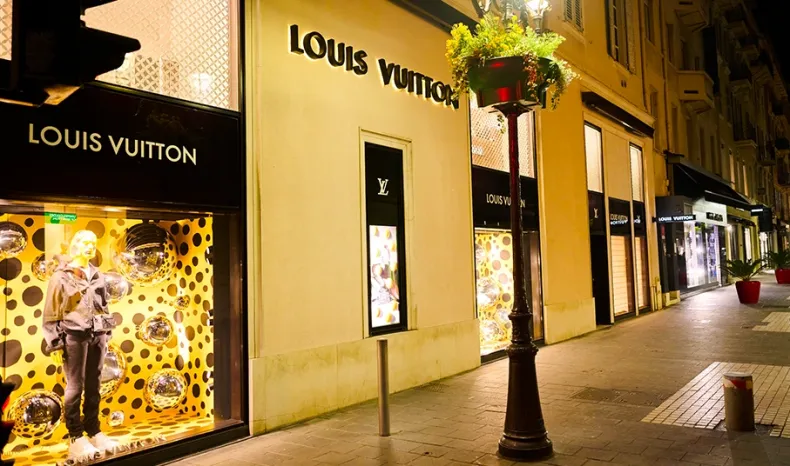Designer stores close to Anantara Plaza