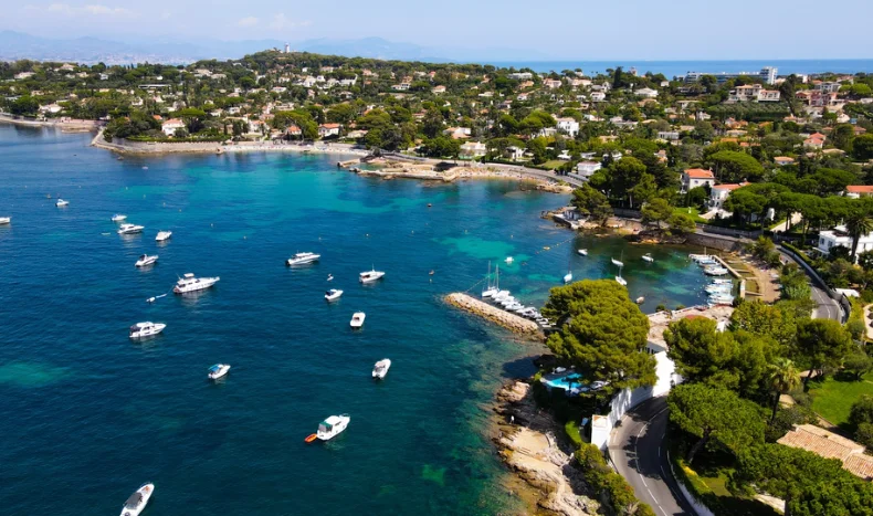 Bay of Billionaires, Antibes