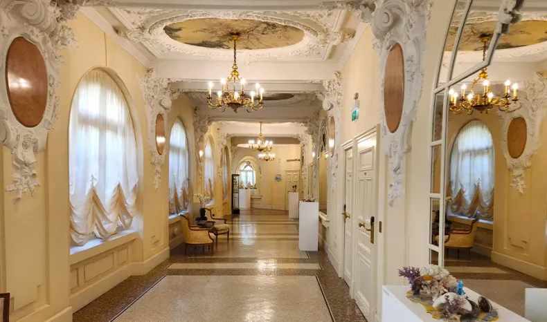 Hallway from Lobby Jardin D'hiver