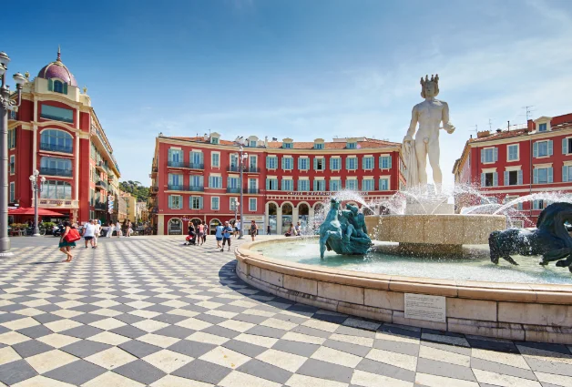 Under the Red Arcades: Discovering Place Masséna