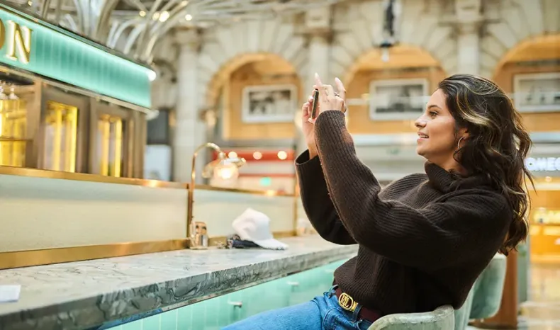 Raquel Romans at Fortnum & Mason bar